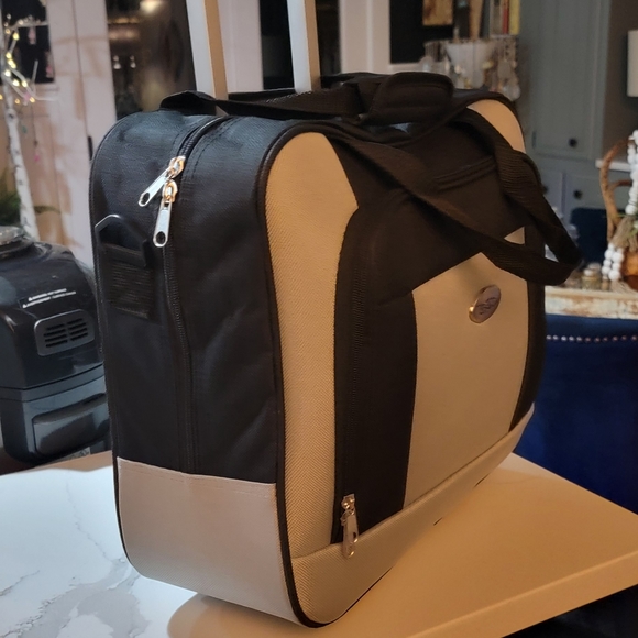 BETTA RUSSO rolling carry-on. - Picture 2 of 6